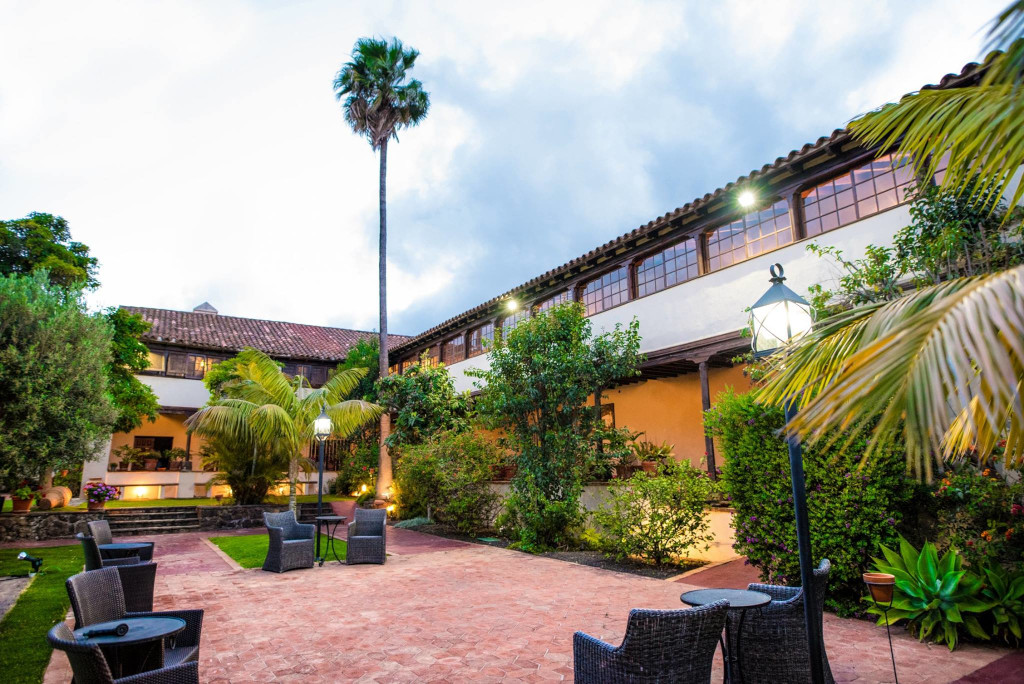 Terrasse mit Stühlen und Palmen in einem traditionellen Haus auf Teneriffa.