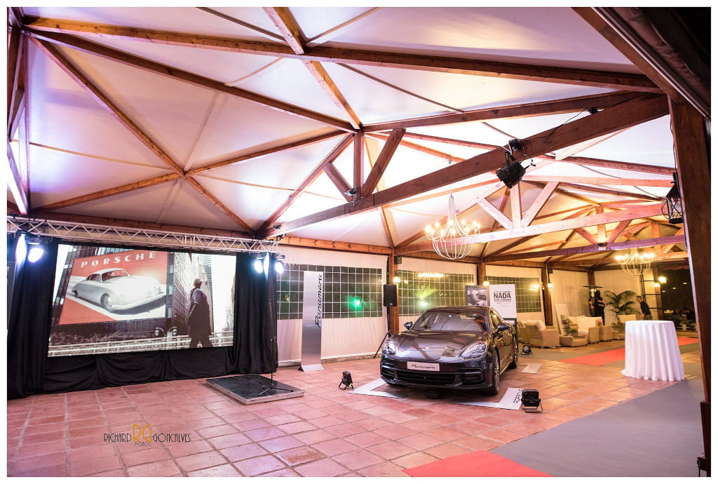 Porsche-Auto auf einer beleuchteten Ausstellung auf Teneriffa.