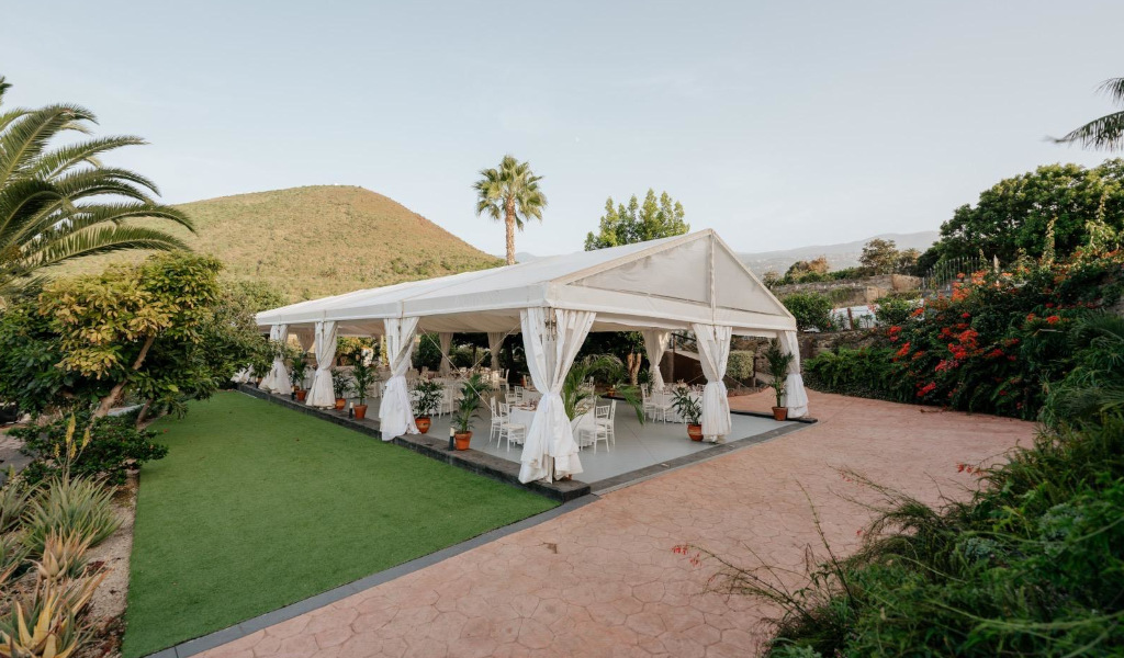 Weißes Zelt im Garten mit Vegetation auf Teneriffa.