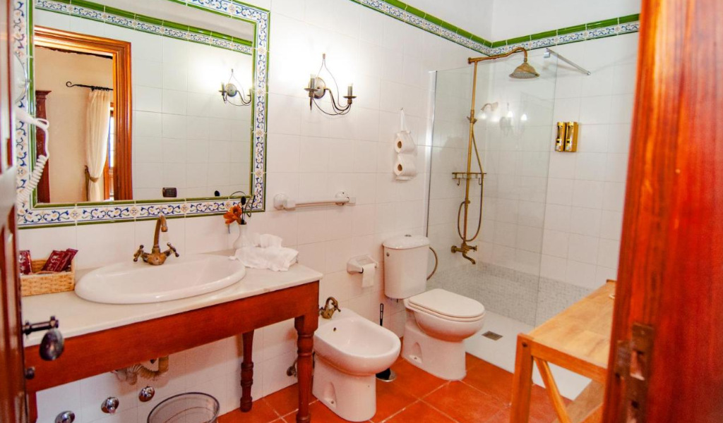 Klassisches Badezimmer mit Dusche, Waschbecken und Bidet in einem Hotel auf Teneriffa.