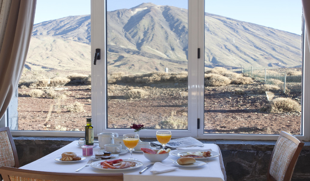 Frühstück serviert mit Blick auf den Teide von einem Erkerfenster auf Teneriffa.