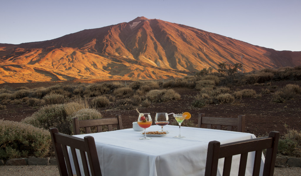 Außentisch mit Getränken vor dem Teide auf Teneriffa.