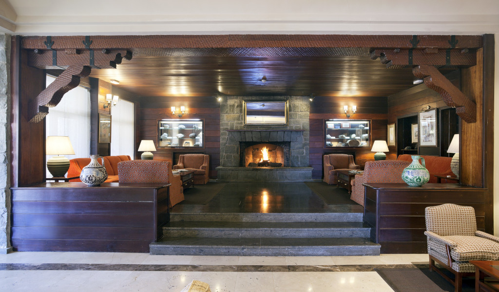 Wohnzimmer mit Kamin, Sofas und Lampen im Hotel auf Teneriffa.