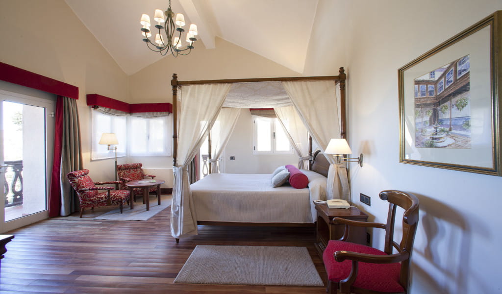 Zimmer mit Himmelbett, Sesseln und Balkon auf Teneriffa.