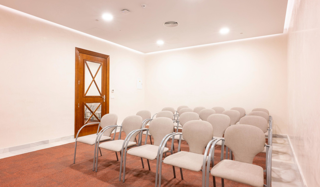 Leerer Konferenzraum mit Stühlen und Holztür auf Teneriffa.