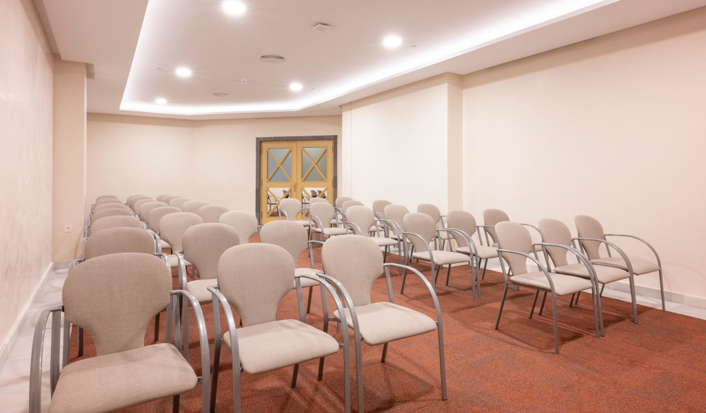 Leerer Konferenzraum mit Reihen beigefarbener Stühle auf Teneriffa.