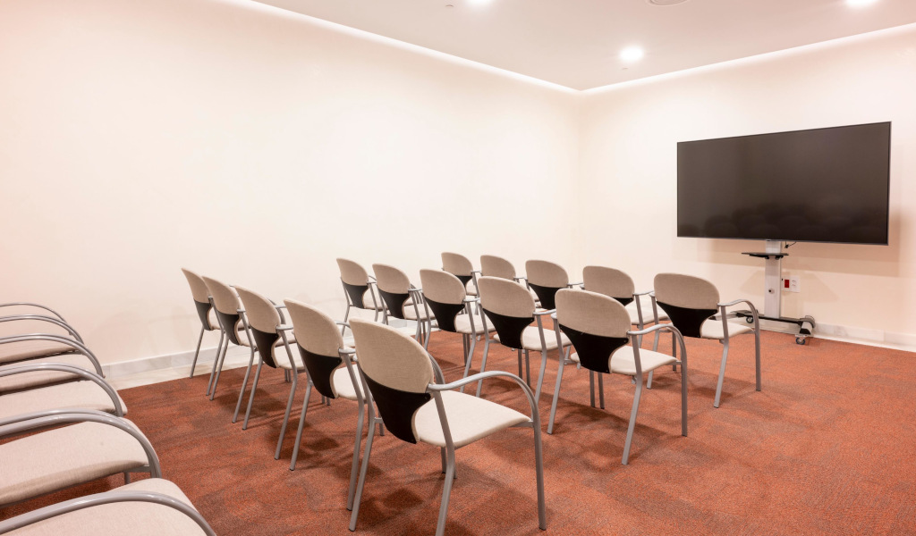 Konferenzraum mit Stühlen und Bildschirm auf Teneriffa.