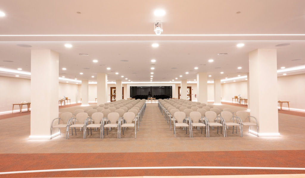 Konferenzraum mit in Reihen angeordneten Stühlen auf Teneriffa.
