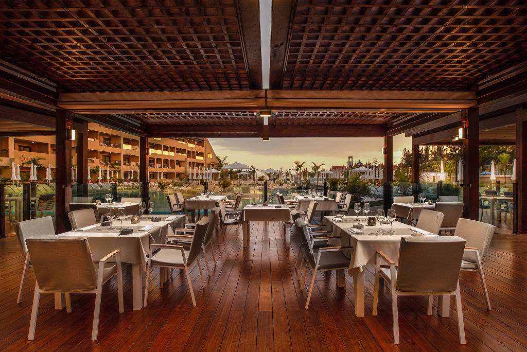 Restaurant mit Außensitzplätzen in einem Hotel auf Teneriffa bei Sonnenuntergang.