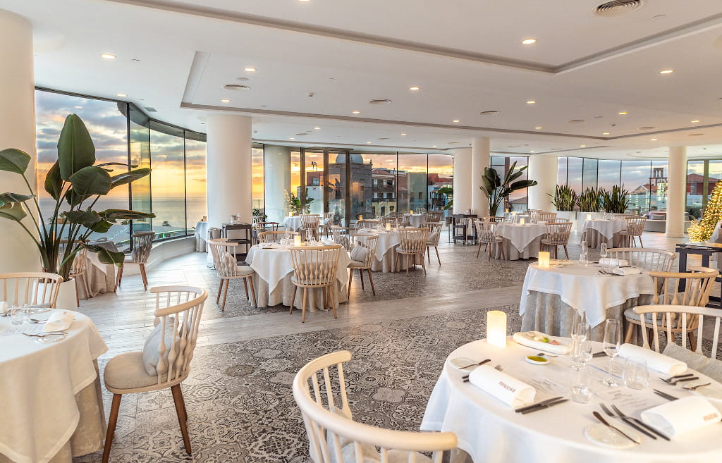 Elegantes Restaurant mit Meeresblick bei Sonnenuntergang auf Teneriffa.