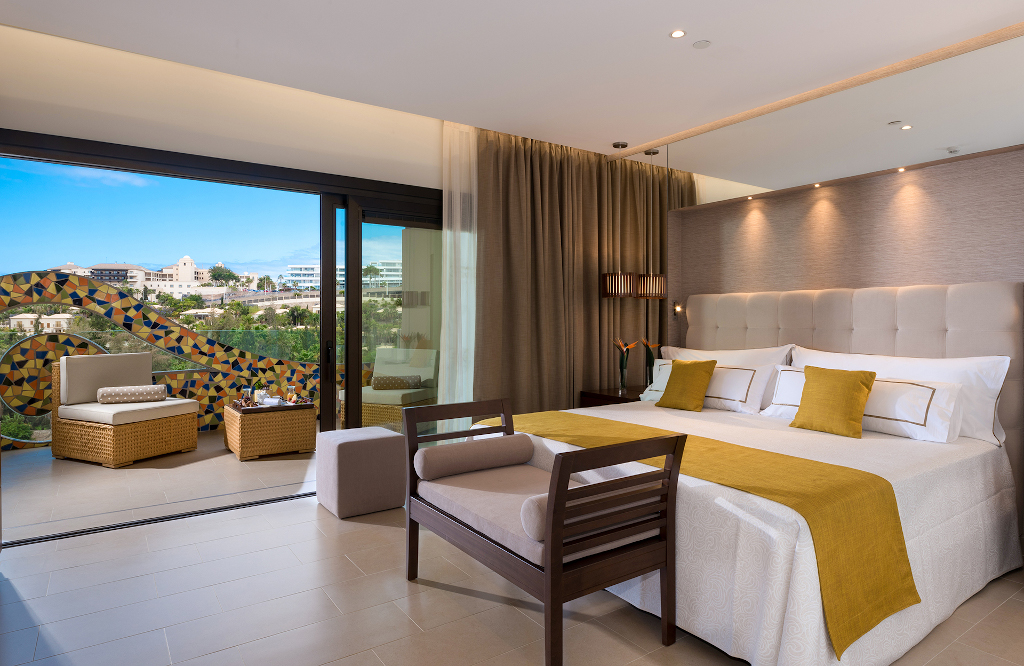 Hotelzimmer mit Blick nach außen auf Teneriffa.