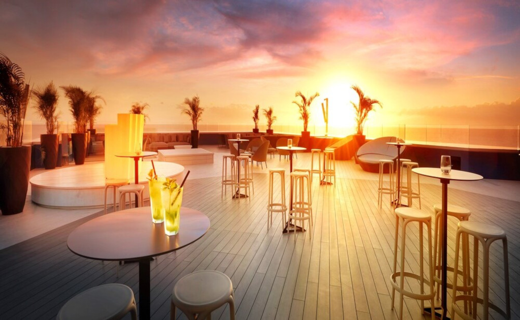 Sonnenuntergangsterrasse mit Tischen und Stühlen auf Teneriffa.