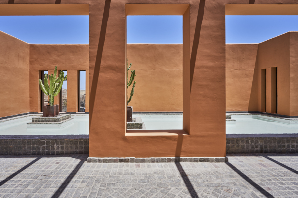 Patio mit Kakteen und Schwimmbecken in moderner Architektur auf Teneriffa.