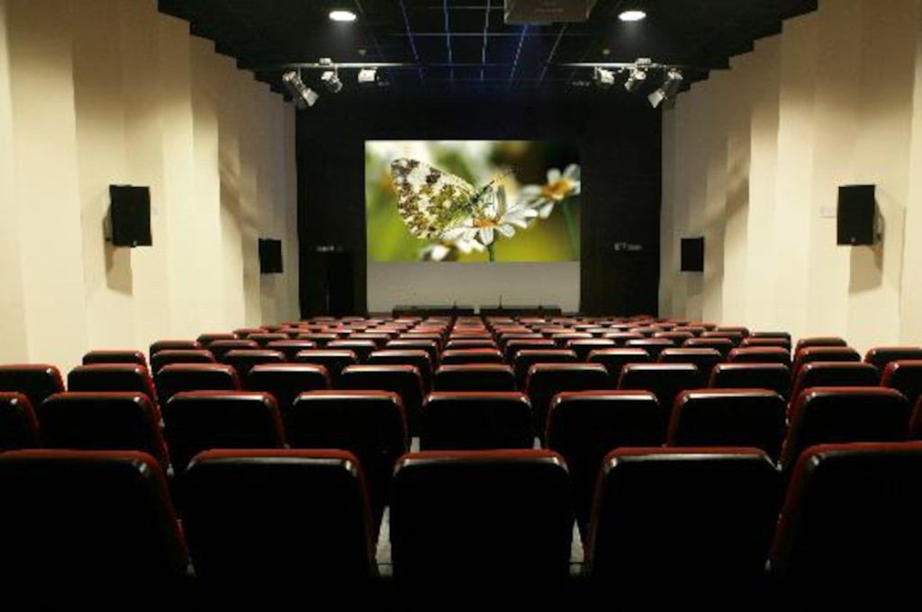 Leeres Kino auf Tenerifa mit Schmetterlingsbild auf der Leinwand.