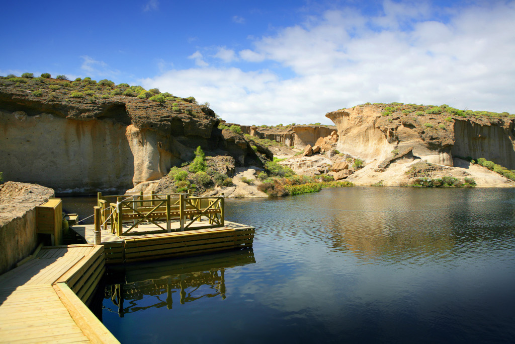 Felsformation und Holzpier in Los Barrancos, Teneriffa.
