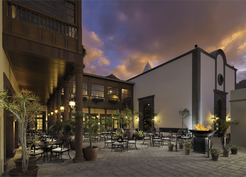 Restaurantterrasse in einem Hotel in Santa Cruz de Tenerife bei Sonnenuntergang.