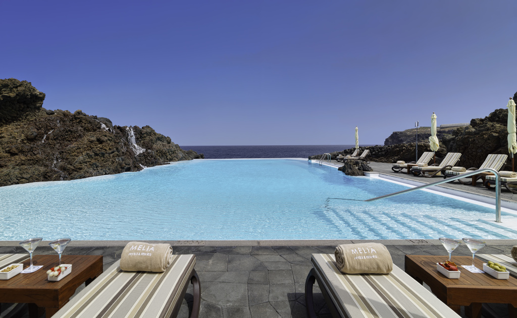 Infinity-Pool in einem Hotel auf Teneriffa mit Blick auf den Atlantischen Ozean.