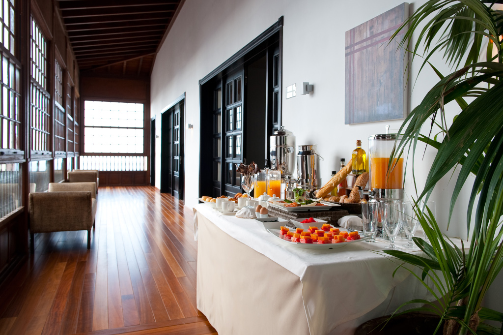 Frühstücksbuffet mit Säften und Desserts in einem hellen Raum auf Teneriffa.