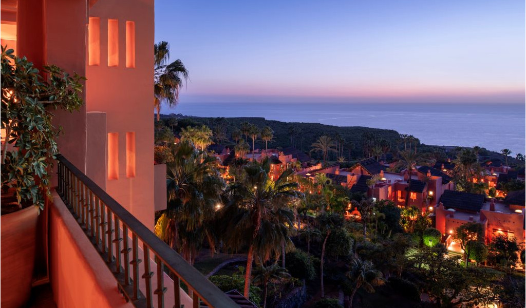 Sonnenuntergangsblick auf Villen und Meer in Costa Adeje, Teneriffa.