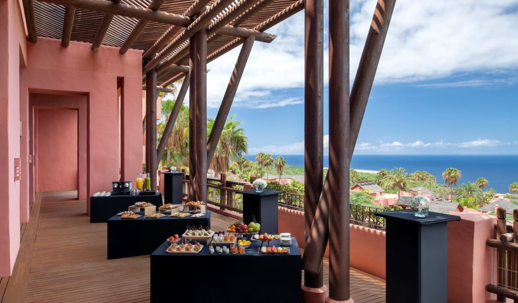 Sandwich- und Safttisch auf einer Terrasse mit Blick auf das Meer auf Teneriffa.