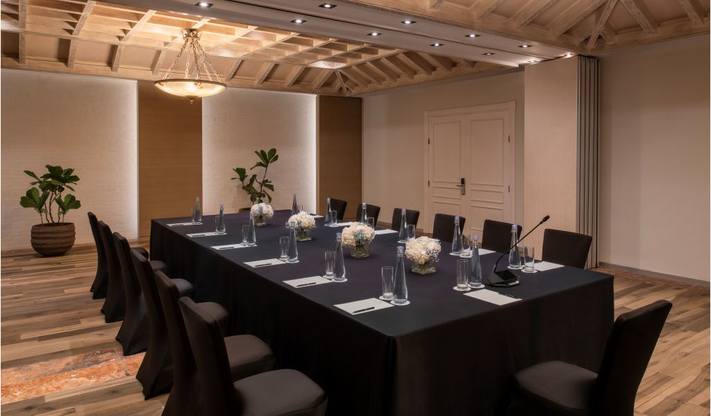 Besprechungsraum mit quadratischem Tisch, Stühlen und Blumendekor auf Teneriffa.