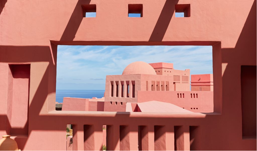 Rosa Architekturgebäude mit Meerblick auf Teneriffa.