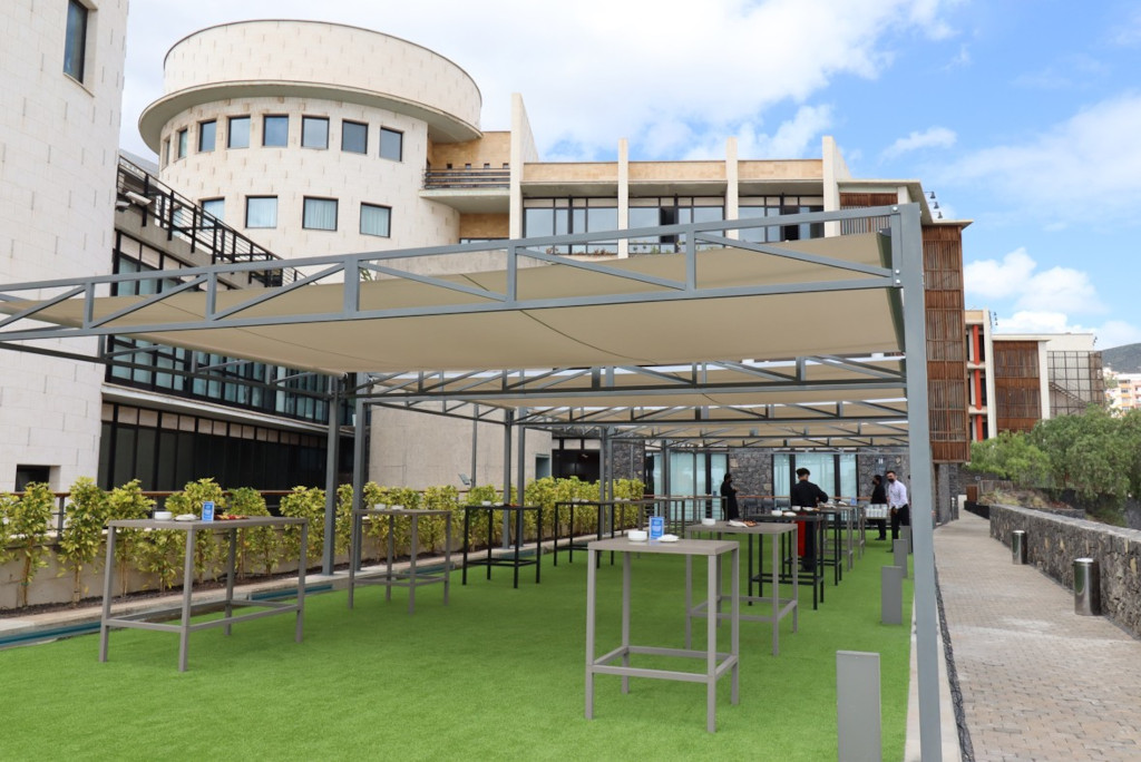 Terrasse mit Metallstruktur und Tischen in einem Hotel auf Teneriffa.