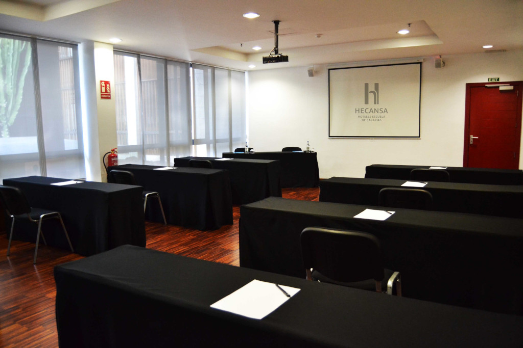 Konferenzraum mit Tischen und Stühlen in Hecansa, Teneriffa.