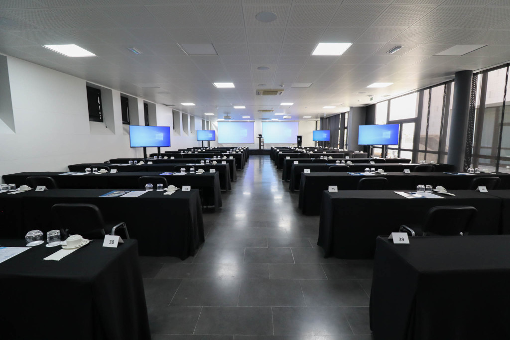 Konferenzraum ausgestattet mit Tischen und Bildschirmen auf Teneriffa.