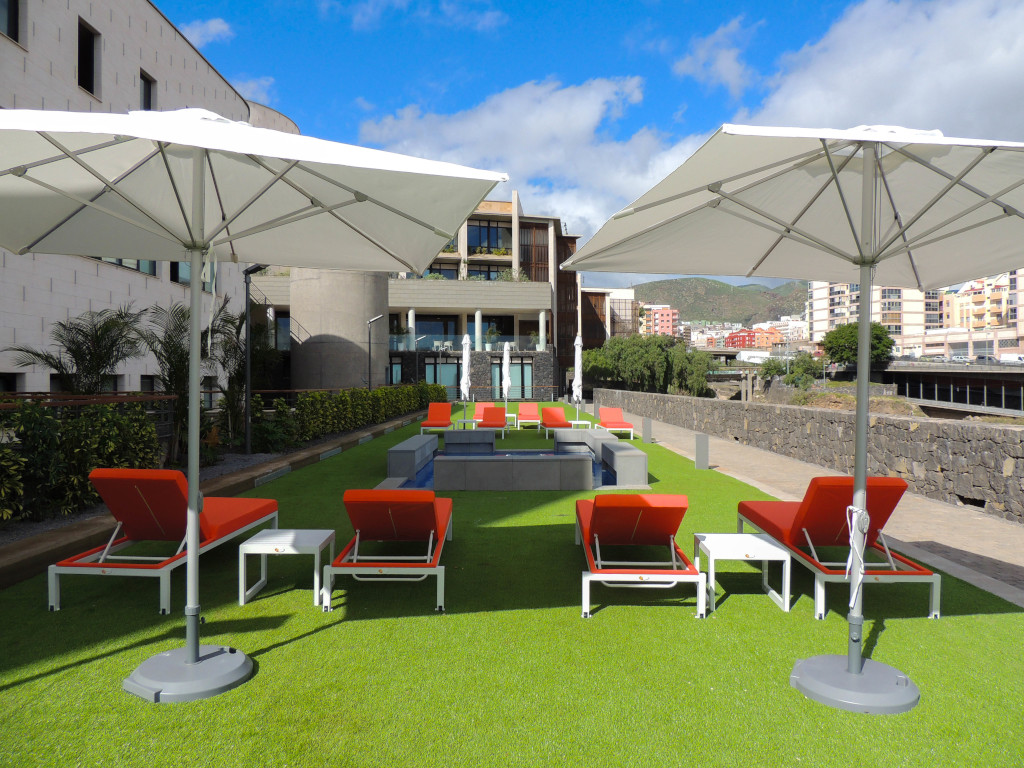 Terrasse mit Sonnenliegen und Sonnenschirmen in Santa Cruz de Tenerife.