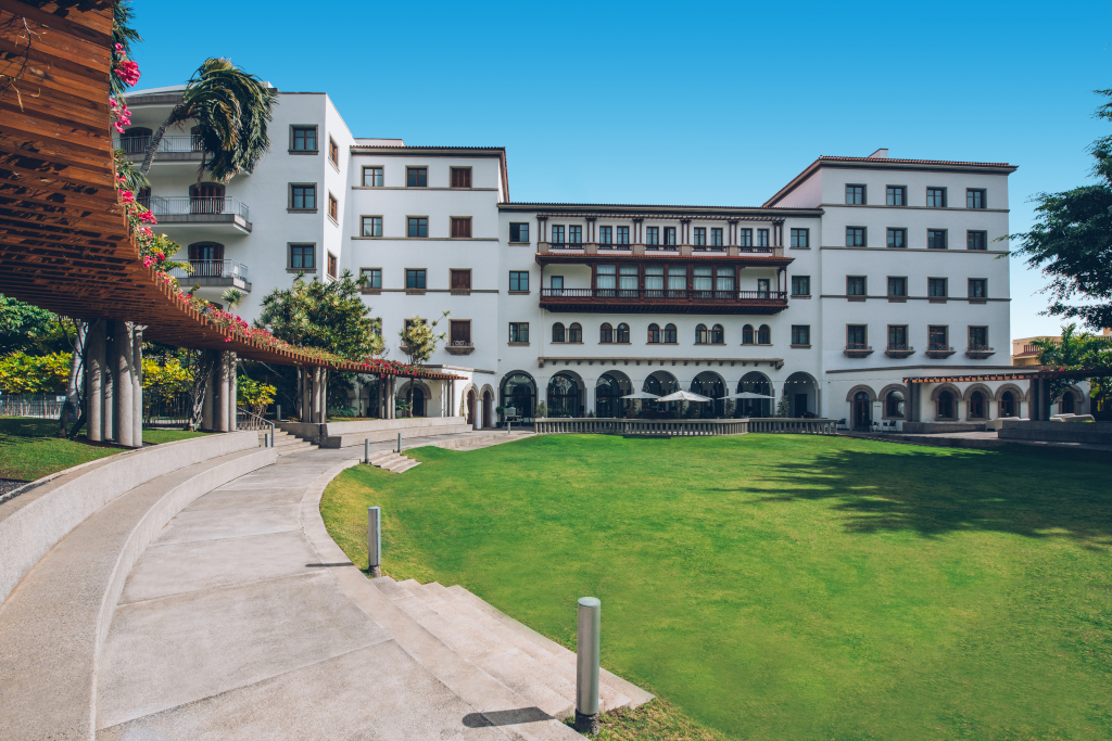 Weißes Gebäude mit grünem Garten und Pergola in Santa Cruz de Tenerife.