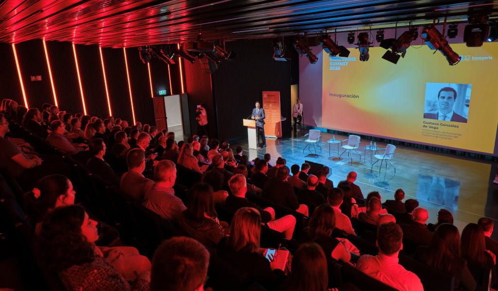 Publikum bei der Eröffnung des Innovaris Summit 2023 auf Teneriffa; Lautsprecher und Feature-Display.