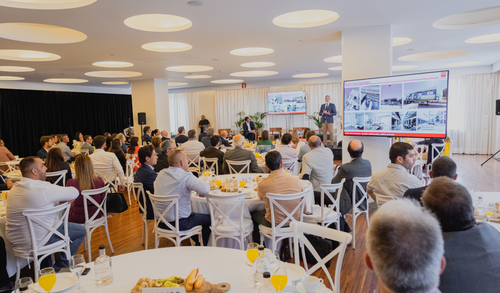 Die Leute auf der Konferenz schauen Moderatoren und große Bildschirme auf Teneriffa.