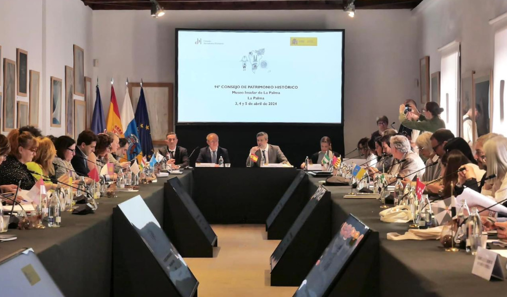 Die Menschen versammelten sich auf einer Konferenz im Iberoamerikanischen Museum in La Laguna, Teneriffa.