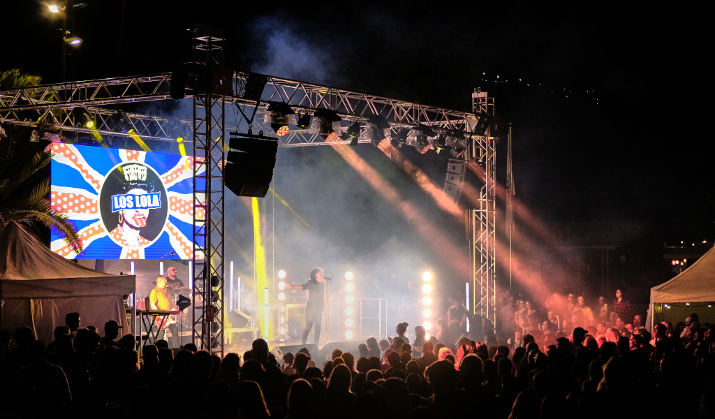 Los Lola-Konzert auf Teneriffa mit Publikum und Lichtern auf der Bühne.