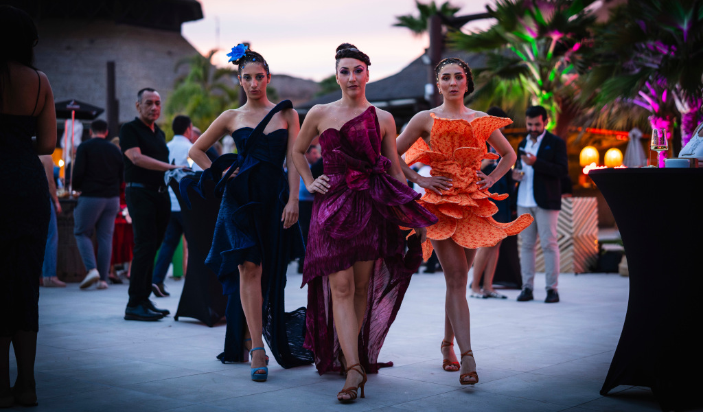 Models, die bei einer Open-Air-Veranstaltung auf Teneriffa bei Sonnenuntergang paradieren.