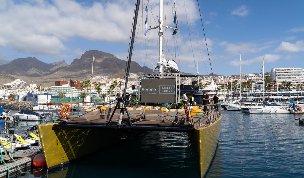 Die Katamaran legte in der Marina von Los Cristianos, Teneriffa, an, mit Bergen im Hintergrund.