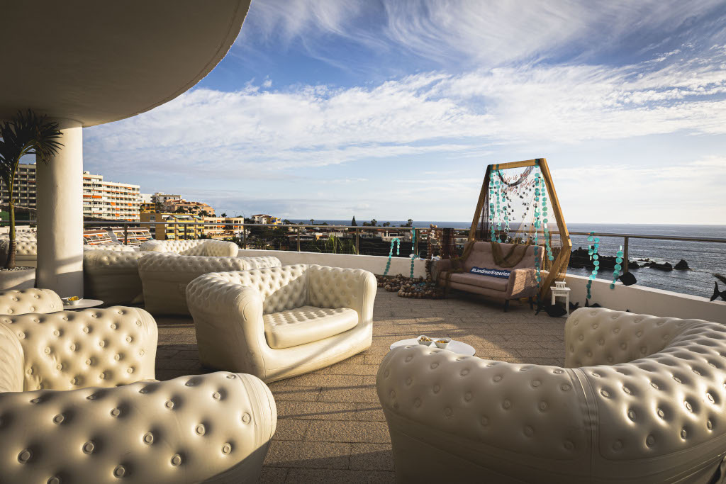 Terrasse mit weißen Sofas und Meeresblick auf Teneriffa.