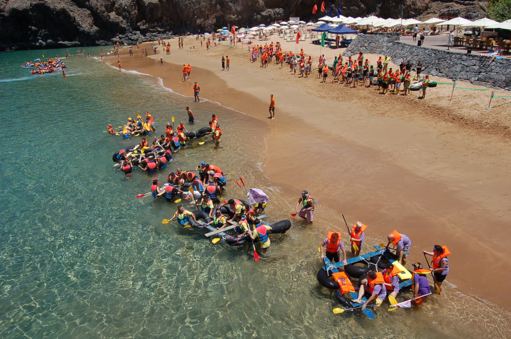 Gruppen bereiteten improvisierte Boote am Strand von Teneriffa vor.