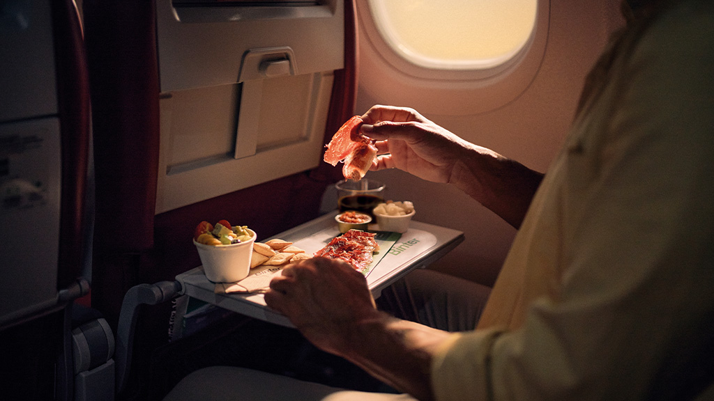 Mittagessen serviert auf einem Tablett in einem Flugzeug während eines Fluges nach Teneriffa.