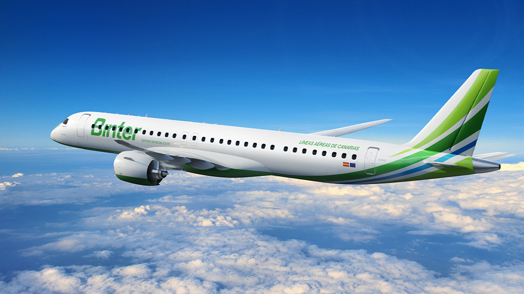 Binter Canarias-Flugzeug fliegt über Wolken auf Teneriffa.