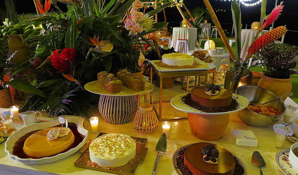 Verschiedene Desserts auf einem mit Blumen geschmückten Tisch auf Teneriffa.