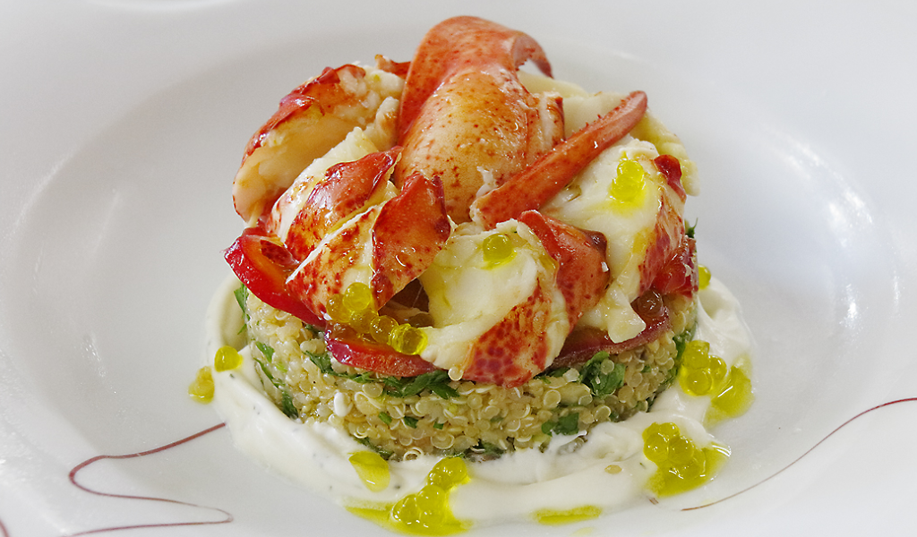 Hummer auf einem Bett aus Quinoa mit Soße, eine Spezialität aus Teneriffa.