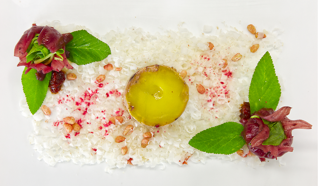 Gourmetgericht mit rotem Fleisch, grünen Blättern und Soße auf Teneriffa.