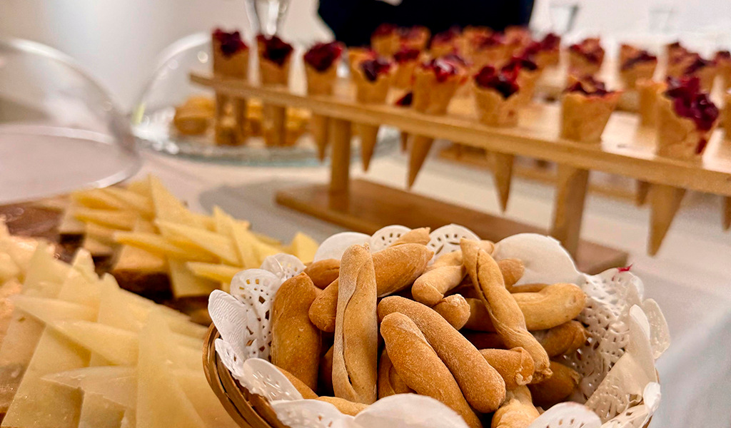 Donut-Korb und ein Tablett mit Dessert-Kegeln mit Käse bei einer Veranstaltung auf Teneriffa.