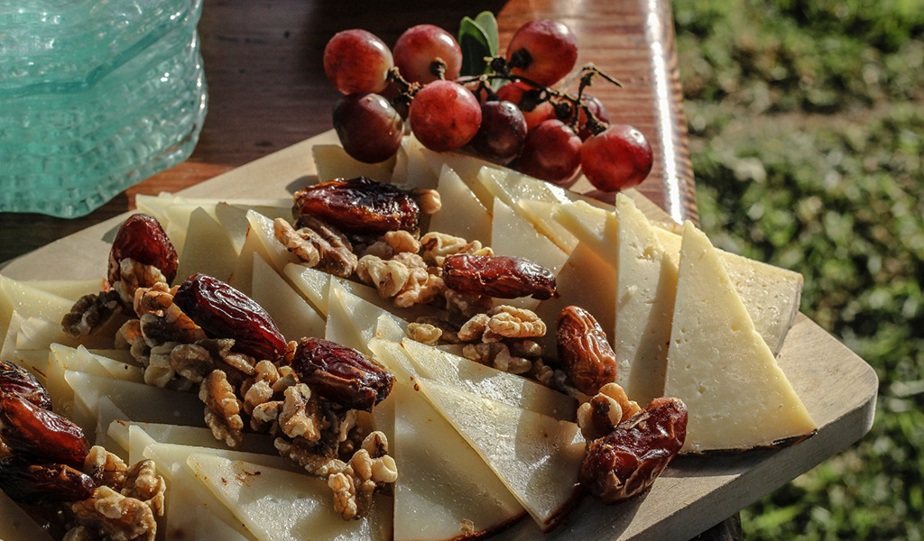 Käse, Walnüsse, Datteln und Trauben an Bord auf Teneriffa.