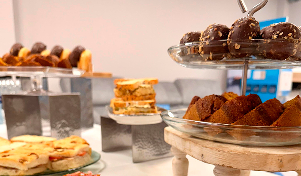 Eine Vielzahl von Desserts und Keksen ist in einer Cafeteria auf Teneriffa ausgestellt.