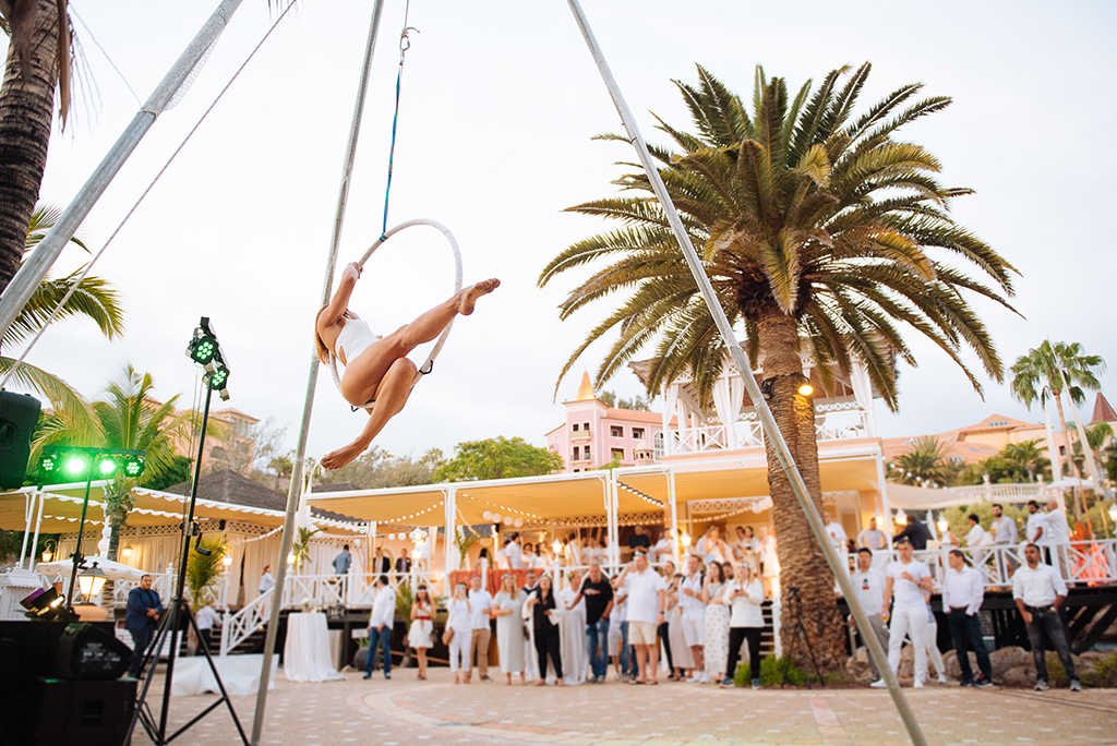 Akrobatik-Show im Freien, Publikum und Palmen in Adeje, Teneriffa.