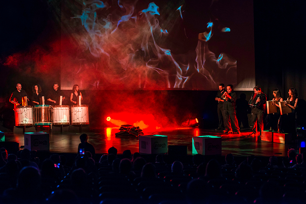 Musiker spielen Trommeln und Trompeten auf der Bühne in Santa Cruz de Tenerife.