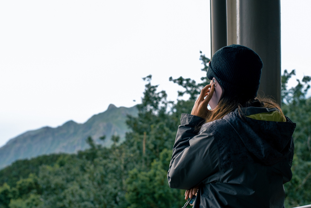 Frau mit Mütze betrachtet die Berge in Anaga, Teneriffa.